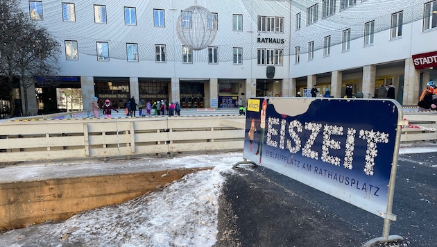 Derzeit wird noch kräftig vor dem Rathaus eisgelaufen. (Bild: Fister Katrin)