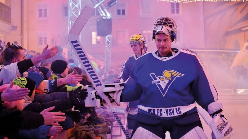 Das Showtraining des VSV bildet den Abschluss der Eislaufsaison am Rathausplatz (Bild: Stadt Villach)