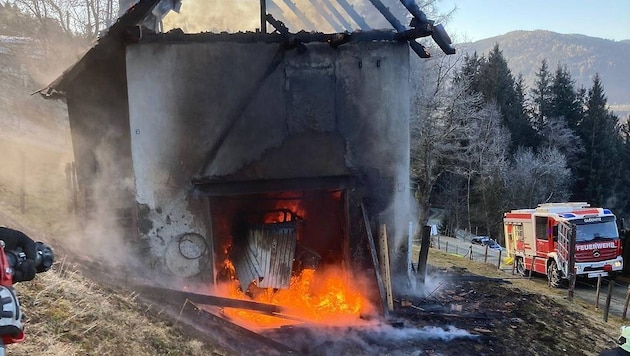 The building was completely destroyed by the fire. (Bild: FF Weitensfeld)