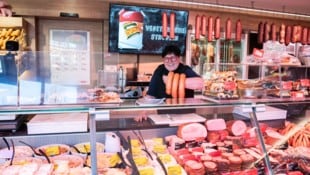 Das Fleisch kommt aus der Region, Wurst macht Doris Steiner selbst. Die Kranzl-Extra ist immer noch die beliebteste. (Bild: Doris_SEEBACHER)