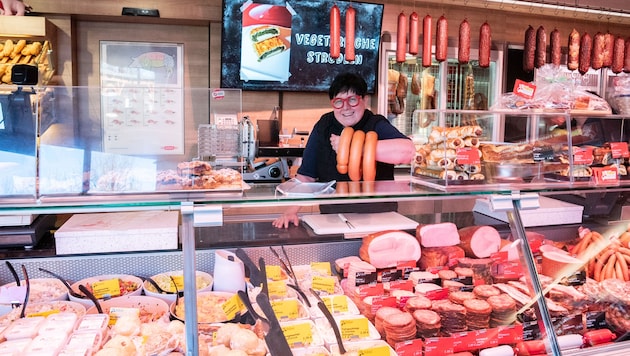 Das Fleisch kommt aus der Region, Wurst macht Doris Steiner selbst. Die Kranzl-Extra ist immer noch die beliebteste. (Bild: Doris_SEEBACHER)