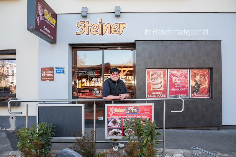 Doris Steiner vor ihrem Traditionsbetrieb in Sollenau. Mit Jahreswechsel wird an den Sohn übergeben. (Bild: Doris_SEEBACHER)