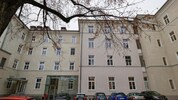 Die Volksschule Schwarzstraße muss ausziehen, Wohnungen sollen kommen.
