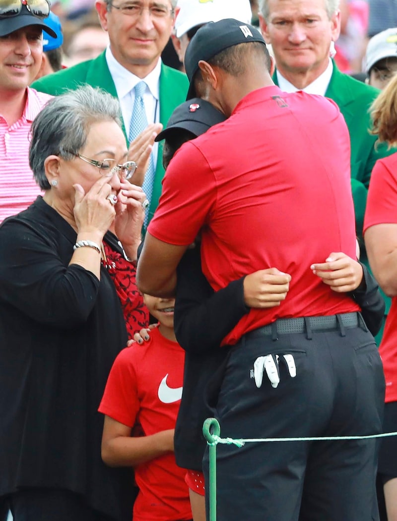 Als Tiger Woods 2019 noch einmal das US Masters in Augusta gewann, war seine Mutter Kutilda zu Tränen gerührt. (Bild: AP/Atlanta Journal-Constitution)