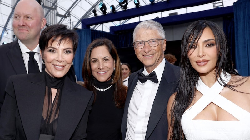 Bill Gates und Paula Hurd mit Kris Jenner und Kim Kardashian (Bild: APA/Getty Images via AFP/GETTY IMAGES/Tommaso Boddi)