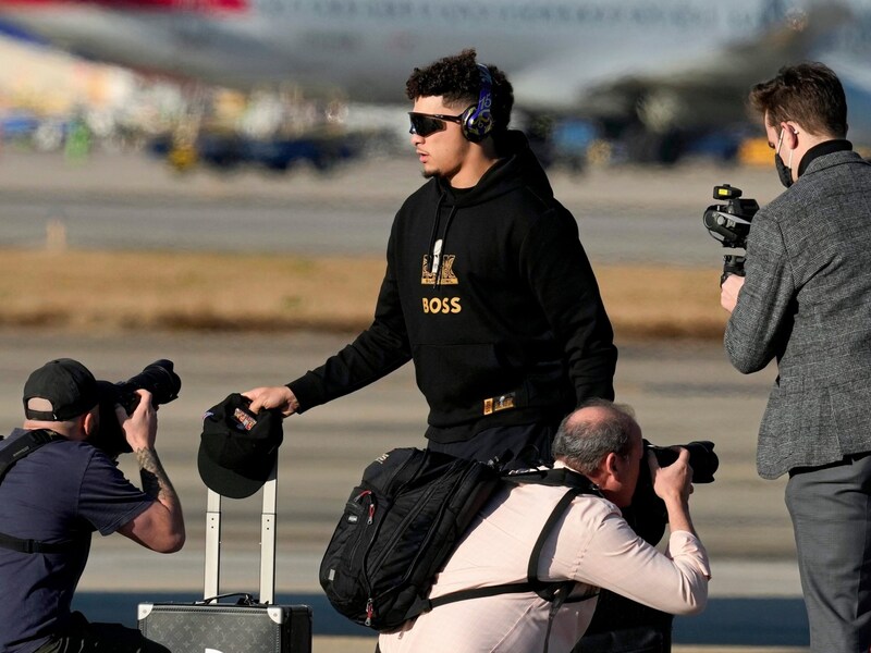 Seit der Ankunft in New Orleans werden Superstar Mahomes & Co. von den Medien auf Schritt und Tritt verfolgt. (Bild: AP/Copyright 2025 The Associated Press. All rights reserved)