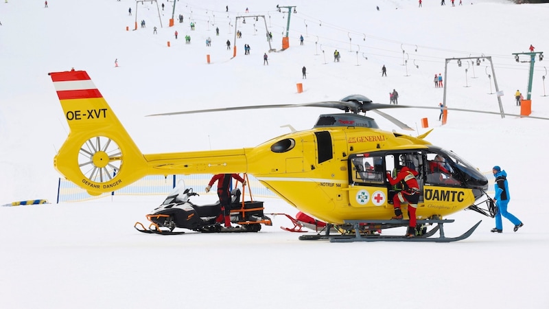 A rescue helicopter flew the resuscitated boy to the university hospital. The eleven-year-old succumbed to his injuries in Salzburg hospital. (symbolic image) (Bild: Jauschowetz Christian/Christian Jauschowetz)