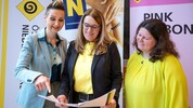 Bloggerin und Krebspatientin Claudia Altmann-Pospischek (li.) mit Sabine Caslavka von der ...
