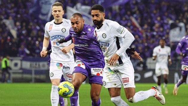 The Violets around Maurice Malone (on the ball) will once again challenge Sturm Graz on Friday. (Bild: APA/ERWIN SCHERIAU / APA / picturedesk.com)