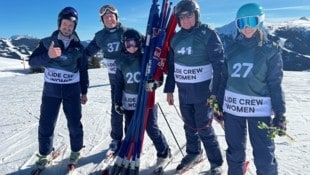 Reinhard Eder (l) und sein Rutscher-Team sind bei jedem Damen-Training und -Rennen dabei und sind bester Laune. (Bild: JHK)