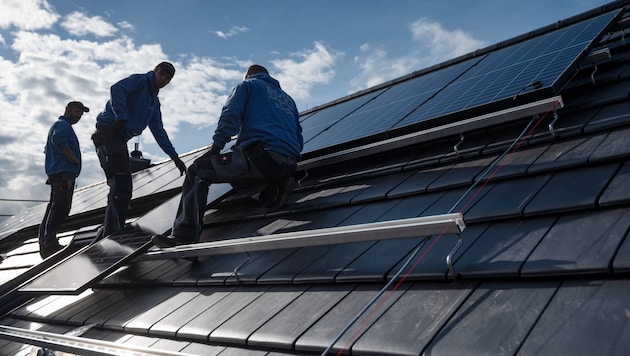 Der PV-Boom hat Oberösterreich nach wie vor im Griff – zuletzt löste eine Torschlusspanik wegen der auslaufenden Förderungen eine neue Welle beim Bau von Anlagen aus. (Bild: APA/Marijan Murat)