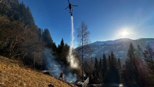 Der Polizeihubschrauber „Libelle“ rückte mit Löschwasser an. (Bild: ZOOM Tirol/zoom.tirol)