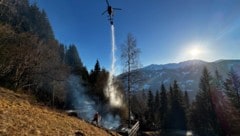 Der Polizeihubschrauber „Libelle“ rückte mit Löschwasser an. (Bild: ZOOM Tirol)