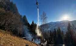 Der Polizeihubschrauber „Libelle“ rückte mit Löschwasser an.