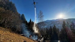 Der Polizeihubschrauber „Libelle“ rückte mit Löschwasser an. (Bild: ZOOM Tirol)