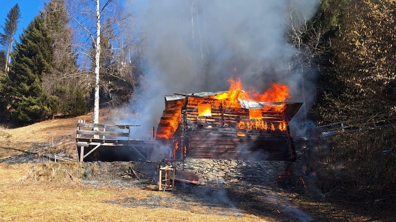 The hut was soon fully ablaze. (Bild: ZOOM Tirol/zoom.tirol)