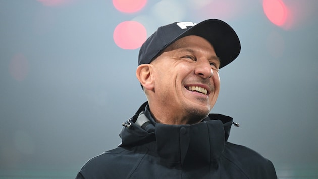 Cologne coach Gerhard Struber has a good laugh ... (Bild: APA/AFP)