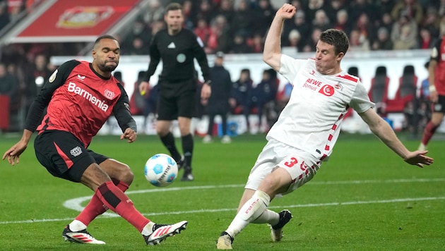 Dominique Heintz (r.) im Zweikampf mit Jonathan Tah (Bild: AP/ASSOCIATED PRESS)