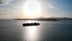 Auf dieser Luftaufnahme verlässt ein Frachtschiff den Panamakanal auf der Pazifikseite in Panama-Stadt. (Bild: APA/AFP/MARTIN BERNETTI)