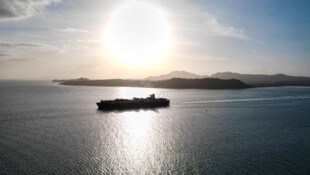 Auf dieser Luftaufnahme verlässt ein Frachtschiff den Panamakanal auf der Pazifikseite in ...