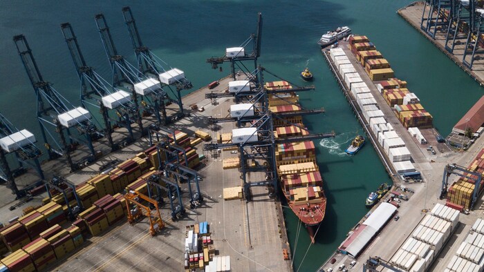 Kräne laden und entladen Container von Frachtschiffen im Hafen Cristobal.
