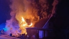 Ein Haus stand in Flammen. Die Brandursache wurde geklärt.  (Bild: Feuerwehr St.Jakob im Rosental)