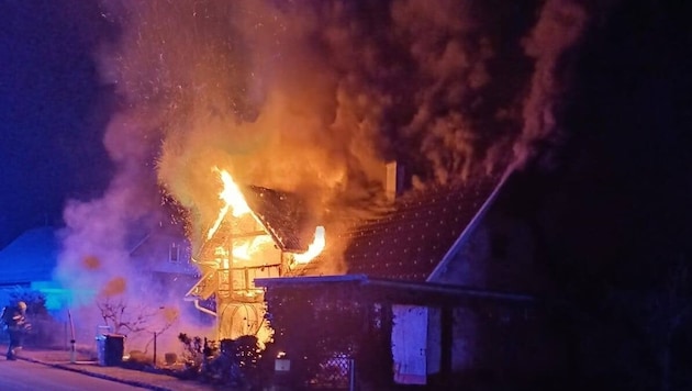 Ein Haus stand in Flammen. Die Brandursache wurde geklärt.  (Bild: Feuerwehr St.Jakob im Rosental)