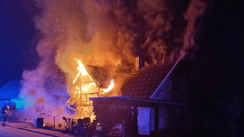 Das kleine Häuschen in Rosenbach im Rosental brannte lichterloh. (Bild: Feuerwehr St.Jakob im Rosental)