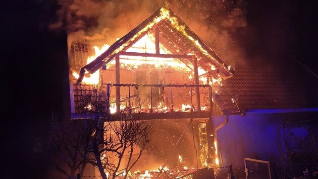 Ein Wohnhaus ging im Kärntner Rosental in Flammen auf. (Bild: Feuerwehr St.Jakob im Rosental)