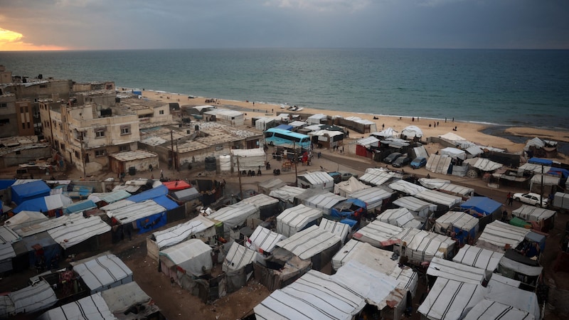 In diesen Zelten sind derzeit im Gazastreifen vertriebene Palästinenser untergebracht. (Bild: APA/AFP/Eyad BABA)