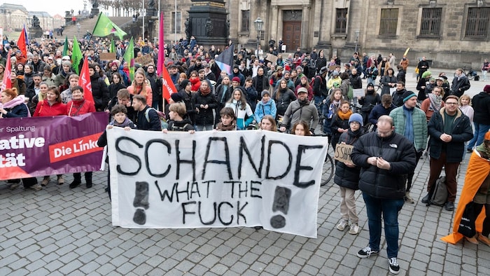 Sachsen, Dresden: Teilnehmer einer Demonstration gegen die Bundestags-Abstimmung zur ...