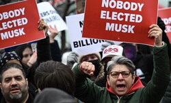 Proteste gegen Elon Musk und sein Effizienzbüro DOGE in Washington: Den Beamten ging der Zugriff ...