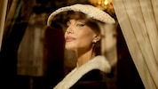 Angelina Jolie im eleganten Callas-Look. Gesangliche Veredelung erfuhr der Film durch Arien der Operndiva. (Bild: Constantinfilm)