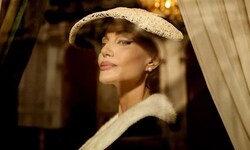 Angelina Jolie im eleganten Callas-Look. Gesangliche Veredelung erfuhr der Film durch Arien der ...
