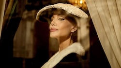 Angelina Jolie im eleganten Callas-Look. Gesangliche Veredelung erfuhr der Film durch Arien der Operndiva. (Bild: Constantinfilm)