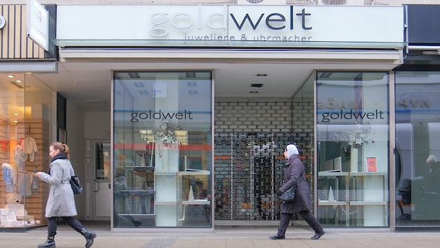 The display cases are empty, the grille in front of the entrance door remains down: The branch in Linz is one of nine stores that has been closed. (Bild: Einöder Horst)