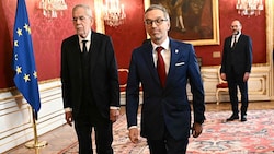 Ganz grün waren sich Alexander Van der Bellen und FPÖ-Chef Herbert Kickl nie. Dennoch erteilte der Bundespräsident ihm schließlich einen Auftrag zur Regierungsbildung. (Bild: APA-PictureDesk/JOE KLAMAR / AFP / picturedesk.com)