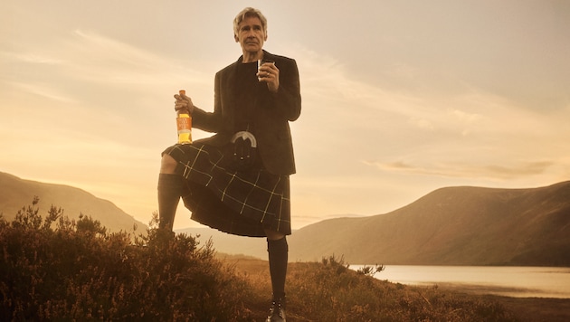 No, this is not an AI fake photo: "Indiana Jones" star Harrison Ford is now really wearing kilts! (Bild: Moët Hennessy)