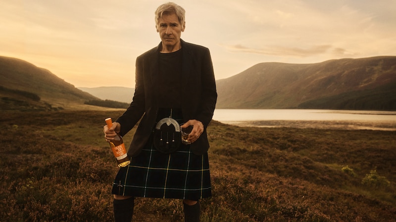 No, this is not an AI fake photo: "Indiana Jones" star Harrison Ford is now really wearing kilts! (Bild: Moët Hennessy)