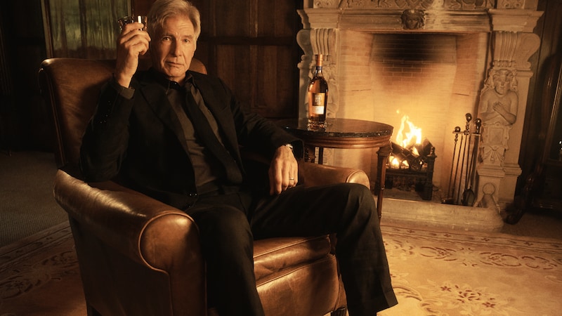 Sitting in front of the fire with a Glenmorangie single malt whisky is a real pleasure for Harrison Ford. (Bild: Moët Hennessy)