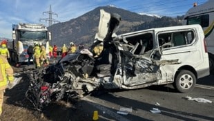 Zwei Personen wurden bei dem fürchterlichen Zusammenstoß schwer verletzt. (Bild: ZOOM Tirol)