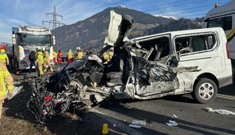 Zwei Personen wurden bei dem fürchterlichen Zusammenstoß schwer verletzt. (Bild: ZOOM Tirol)