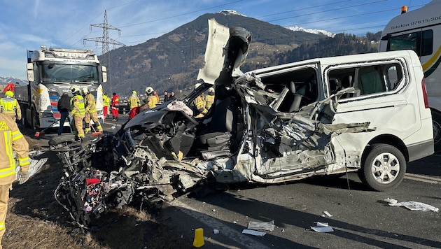 Two people were seriously injured in the terrible collision. (Bild: ZOOM Tirol)