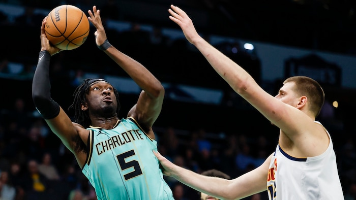 Mark Williams (l.) ersetzt Anthony Davis bei den Lakers.