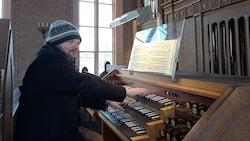 Martin Lehmann an der Orgel in der Johanneskirche in Klagenfurt.