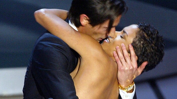 Adrien Brody und Halle Berry sorgten vor 22 Jahren für einen legendären Oscar-Moment.