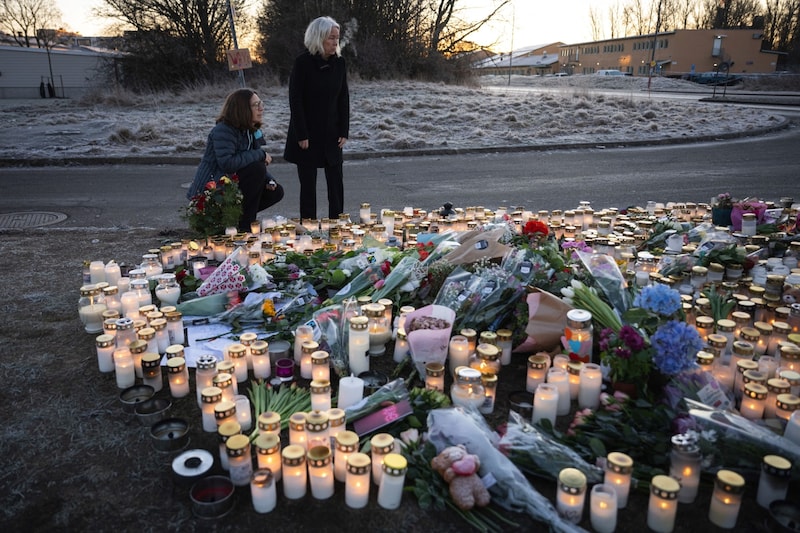 People lay flowers and candles at the scene of the crime. There is grief and bewilderment. (Bild: AFP )