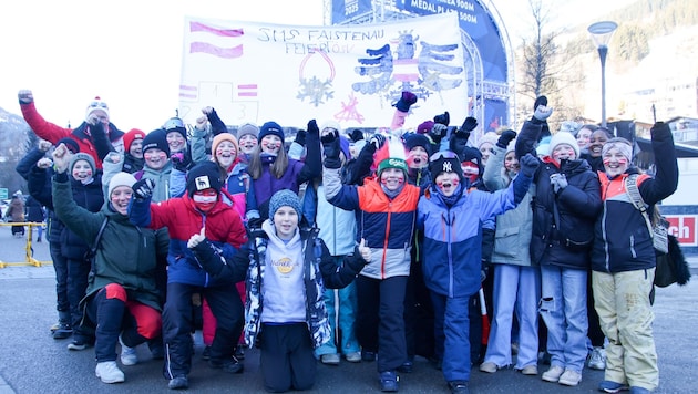 Die MS Faistenau bastelte ein eigenes Transparent und machte sich nach Saalbach auf. (Bild: Tröster Andreas)