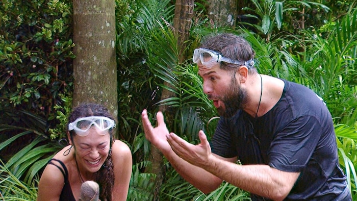 Maurice ist nach der Prüfung immer noch ganz aufgeregt, während Lilly nicht aufhören kann, zu ...