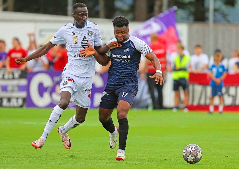 Felix Adjei (re.) spielt schon lange für den FC Pinzgau. (Bild: GEPA/GEPA pictures)